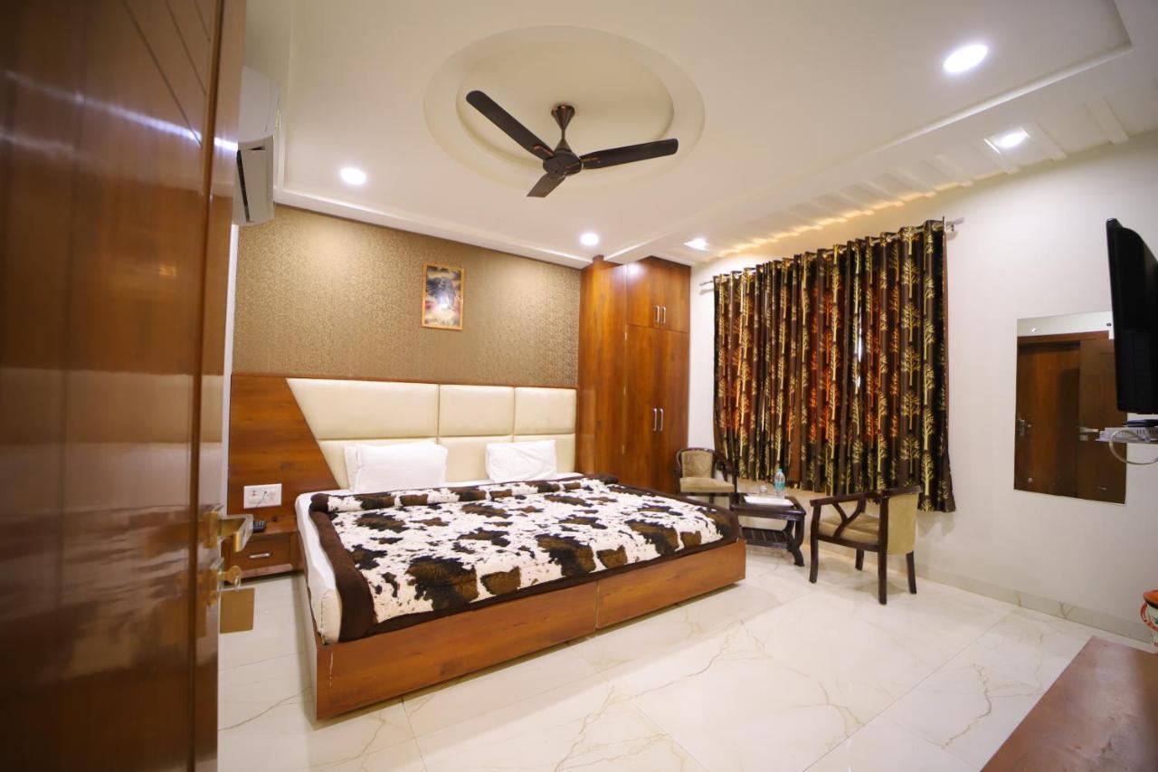 Hotel Royal Phoenix Agra  Buitenkant foto